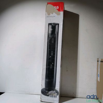 un ventilateur noir posé sur une table blanche