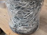 une photo d'un chapeau en plastique posé sur une table en bois