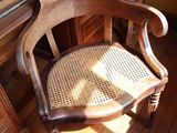 une chaise qui se trouve dans le coin d'une pièce