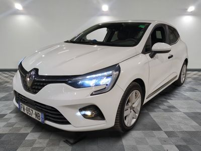 la voiture blanche est garée dans la pièce au sol en damier