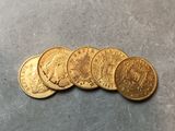 une pile de pièces d'or posée sur une table