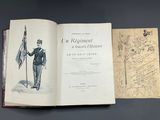 un livre ouvert sur lequel figure le dessin d'un soldat tenant un drapeau