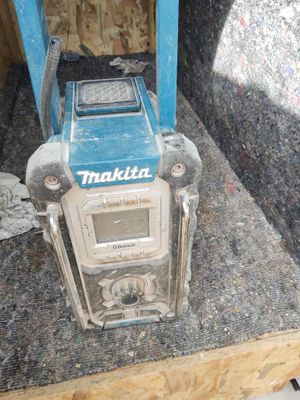 une petite machine posée sur une table