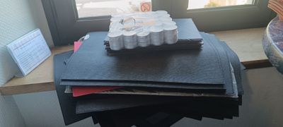 une pile de tasses posée sur une table près d'une fenêtre