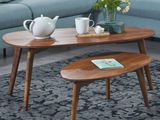 un canapé bleu et une table basse dans un salon