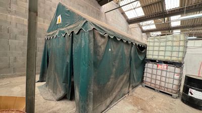 une grande tente verte au milieu d'un bâtiment