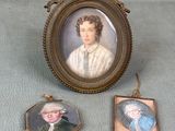 deux portraits miniatures d'une femme et d'un homme dans un cadre
