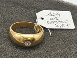 une bague en or ornée d'un diamant et d'une étiquette de prix
