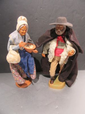 deux figurines d'un homme et d'une femme assis l'un à côté de l'autre