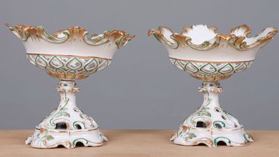 PARIS. Paire de coupes en porcelaine ajourée à décor de feui…