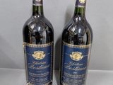 deux bouteilles de vin posées l'une à côté de l'autre sur une table
