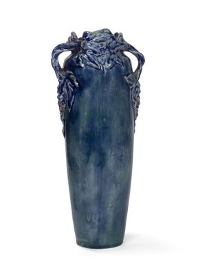un vase bleu orné d'une tête de lion