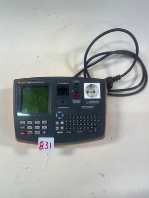une image représentant une calculatrice posée sur une table