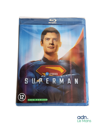 Jaquette du film « Superman » en Blu-ray, représentant Superman debout devant un fond blanc