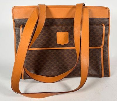 Céline. Sac à bandoulière modèle Macadam en cuir pvc.