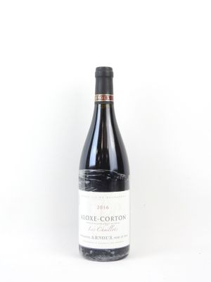 une bouteille de vin posée sur une table