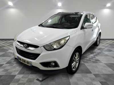 la photo d'une voiture blanche garée dans un garage