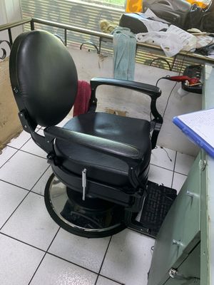 une photo d'un fauteuil de coiffeur dans un salon de coiffure