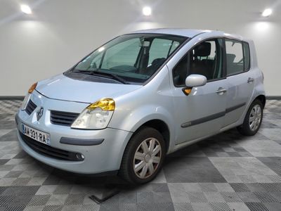 la photo d'une petite voiture argentée garée dans un garage