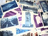 beaucoup de vieilles photos posées sur une table