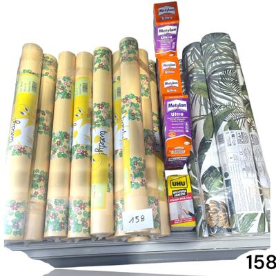 plusieurs rouleaux de papier d'emballage posés sur une étagère métallique