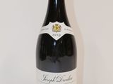une bouteille de vin posée sur une table