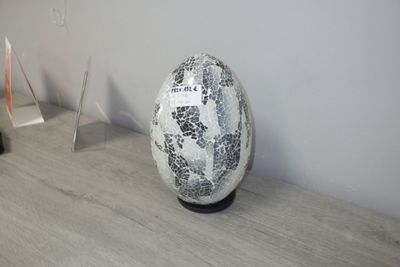 une boule noire et blanche posée sur une table à côté d'un livre