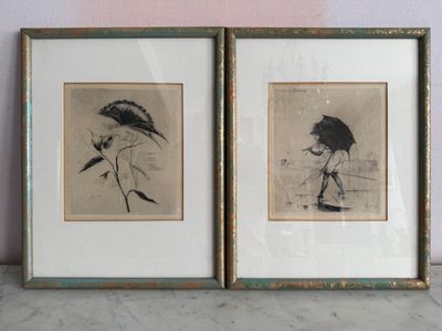 deux photos encadrées représentant une femme avec un parapluie