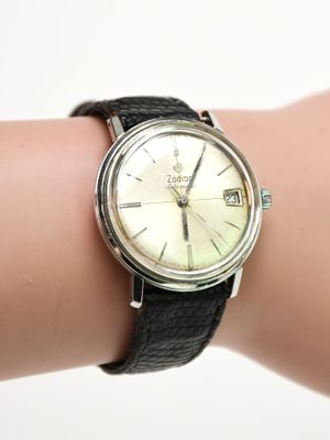 le poignet d'une femme, sur lequel se trouve une montre