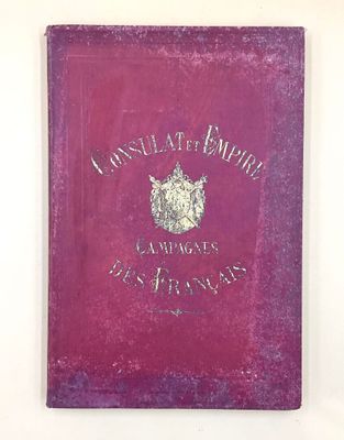 un livre violet posé sur une table près d'un mur blanc