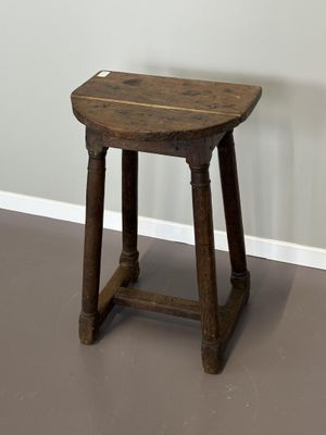 Tabouret de chantre en chêne à dessus hémisphérique reposant…
