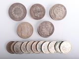 un lot de pièces de monnaie posées sur une table