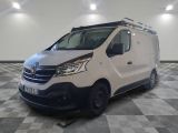 la camionnette blanche est garée sur le sol en damier d'une pièce