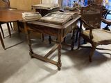 une table avec des chaises et un livre posé dessus, dans une pièce