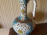 un vase posé sur une table dans une pièce
