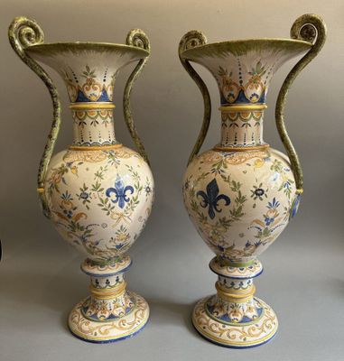 deux vases posés l'un à côté de l'autre sur une table
