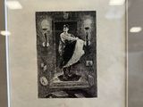 une vieille photo représentant une femme debout dans une entrée, avec un chat