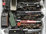 une boîte contenant tout un tas de petits trains