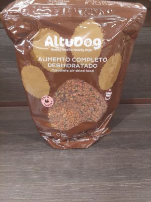 un sac de croquettes posé sur une table