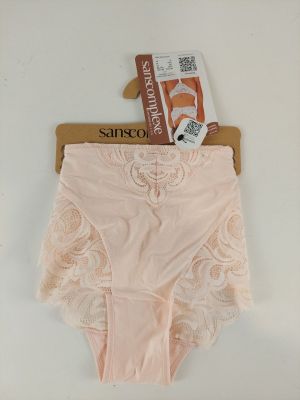 une culotte rose suspendue à un cintre sur fond blanc, avec une étiquette