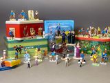 tout un tas de figurines qui sont posées sur une table