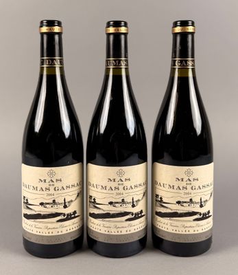 trois bouteilles de vin posées l'une à côté de l'autre sur une table