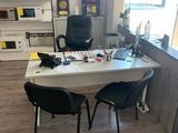 un bureau avec deux chaises et un ordinateur portable dessus
