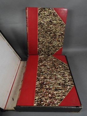 une boîte ouverte ornée d'un motif rouge et or