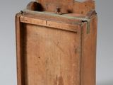 une vieille boîte en bois d'où dépasse un morceau de bois