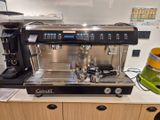 une machine à café posée sur un comptoir dans une cuisine