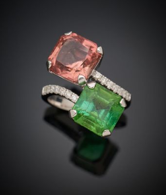 une paire de bagues ornées d'émeraudes et de tourmalines roses