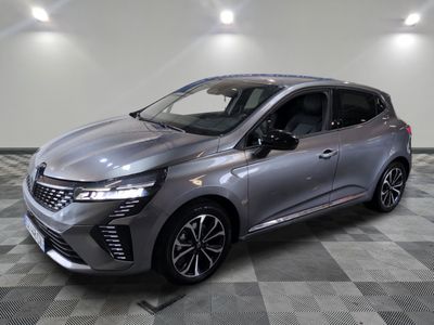 une voiture argentée est garée sur le sol à carreaux d'un garage