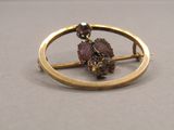 une photo d'une broche posée sur une table