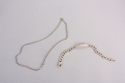 Collier et bracelet plaqués argent, avec un motif incurvé sur une chaîne